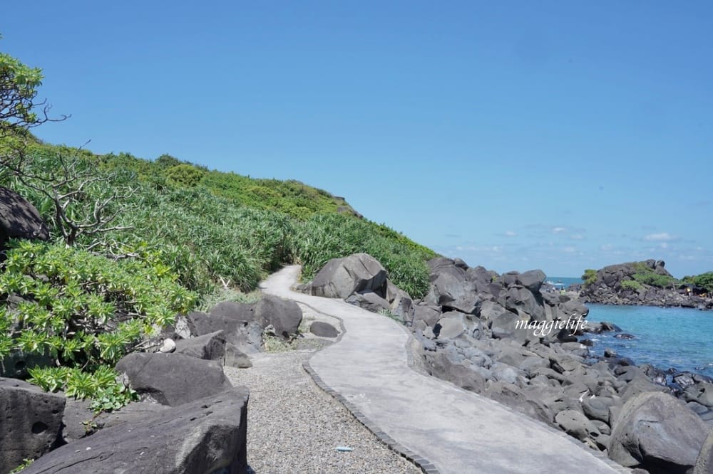 新北石門| 麟山鼻遊憩區，潮間帶玩水抓螃蟹，漫步在濱海步道，超美的海岸風稜石風光