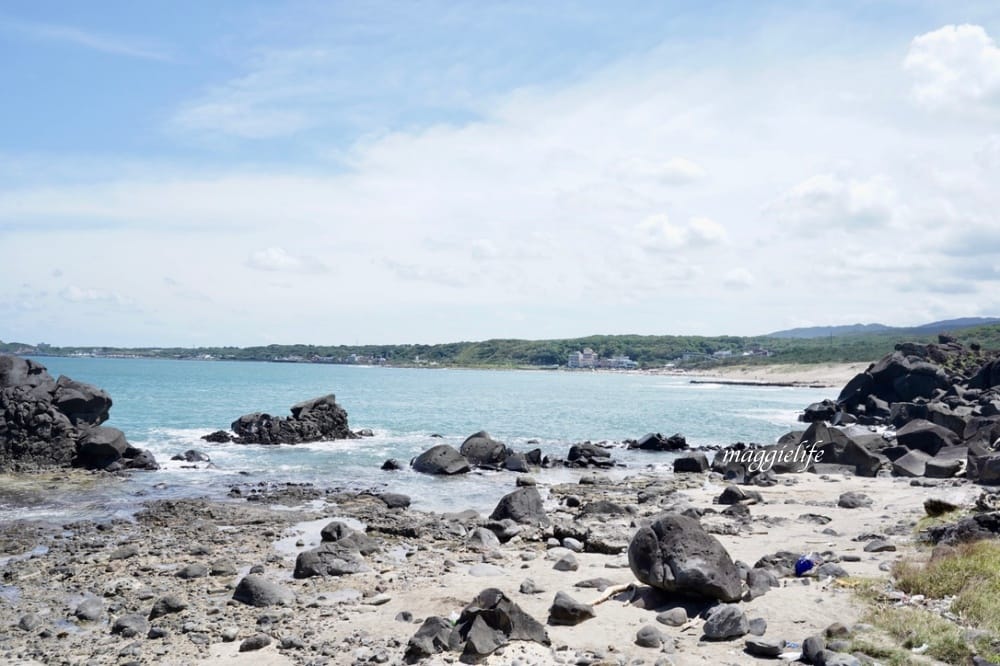 新北石門| 麟山鼻遊憩區，潮間帶玩水抓螃蟹，漫步在濱海步道，超美的海岸風稜石風光