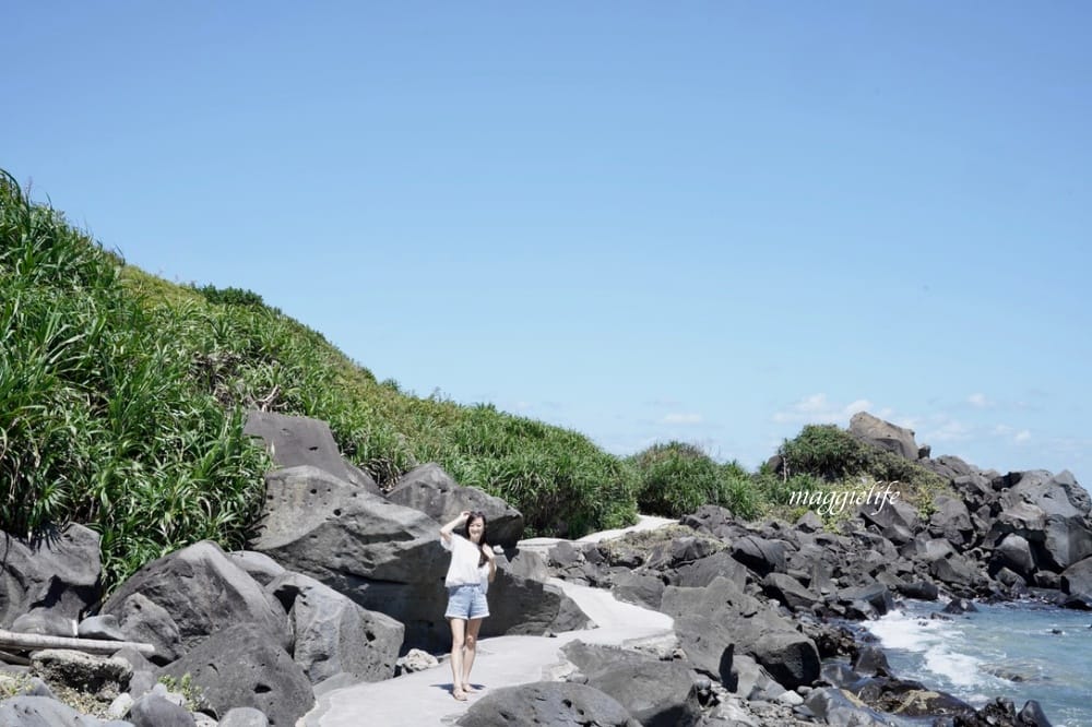 新北石門| 麟山鼻遊憩區,潮間帶玩水抓螃蟹,漫步在濱海步道,超美的海岸風稜石風光 - 第31張圖 新北石門| 麟山鼻遊憩區,潮間帶玩水抓螃蟹,漫步在濱海步道,超美的海岸風稜石風光