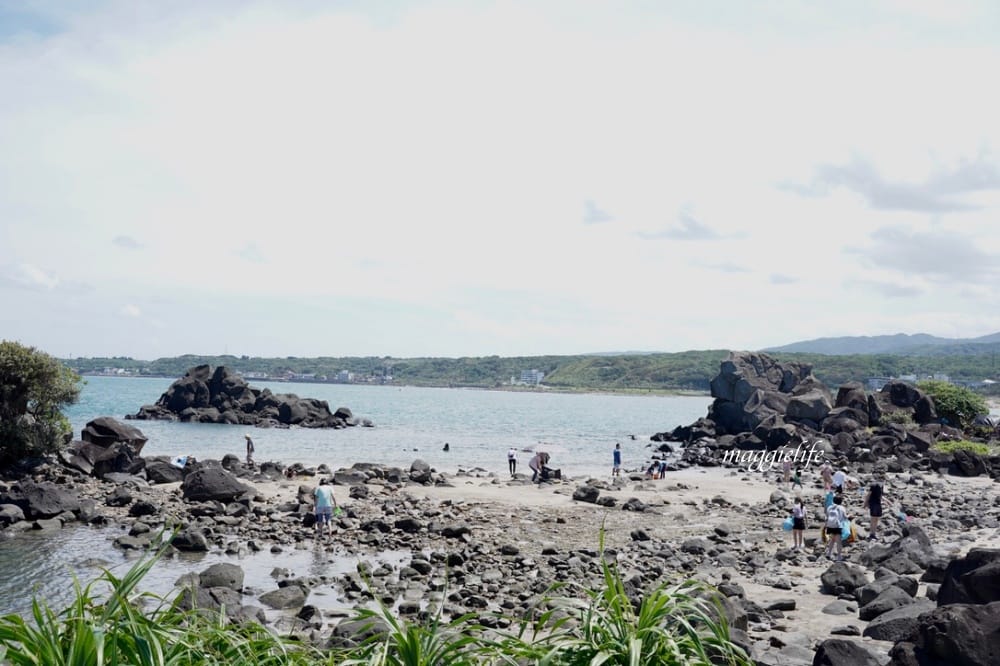 新北石門| 麟山鼻遊憩區，潮間帶玩水抓螃蟹，漫步在濱海步道，超美的海岸風稜石風光