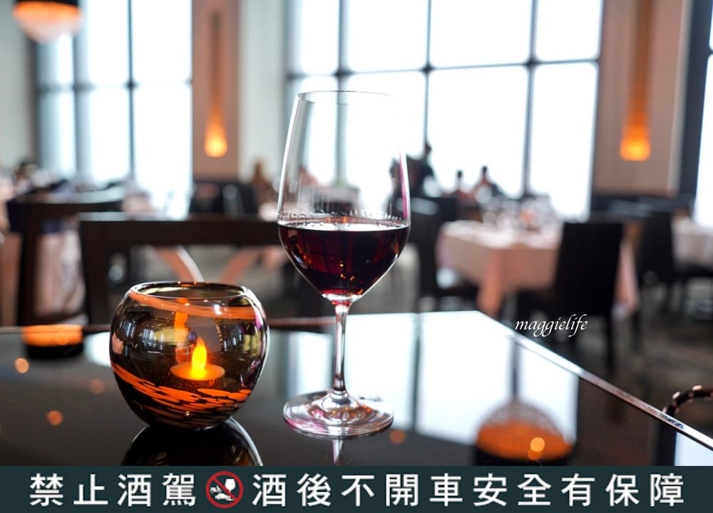 台北莫爾頓牛排館，臺北情侶約會餐廳，超美夜景看101，Happy Hour小資族也可以來這裡享受高級牛排加絕美夜景！