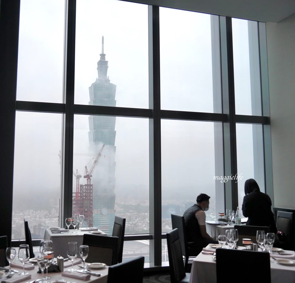 台北莫爾頓牛排館，臺北情侶約會餐廳，超美夜景看101，Happy Hour小資族也可以來這裡享受高級牛排加絕美夜景！