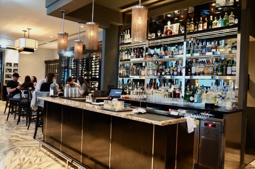 台北莫爾頓牛排館，臺北情侶約會餐廳，超美夜景看101，Happy Hour小資族也可以來這裡享受高級牛排加絕美夜景！