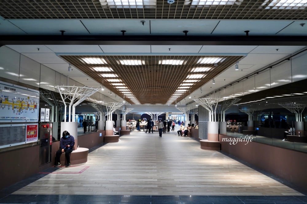 誠品重回台北東區地下街，誠品生活捷運敦化店，列車窗景進駐捷運忠孝敦化站，來台北東區吃飯逛街也可以逛誠品了