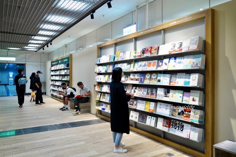 誠品重回台北東區地下街，誠品生活捷運敦化店，列車窗景進駐捷運忠孝敦化站，來台北東區吃飯逛街也可以逛誠品了