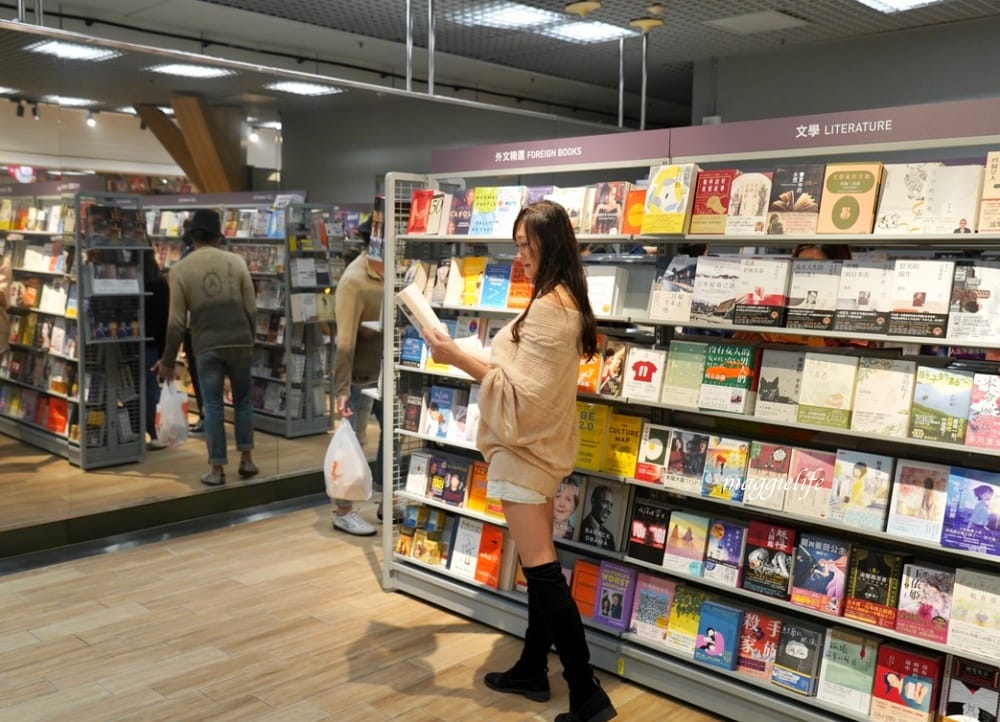 誠品重回台北東區地下街，誠品生活捷運敦化店，列車窗景進駐捷運忠孝敦化站，來台北東區吃飯逛街也可以逛誠品了