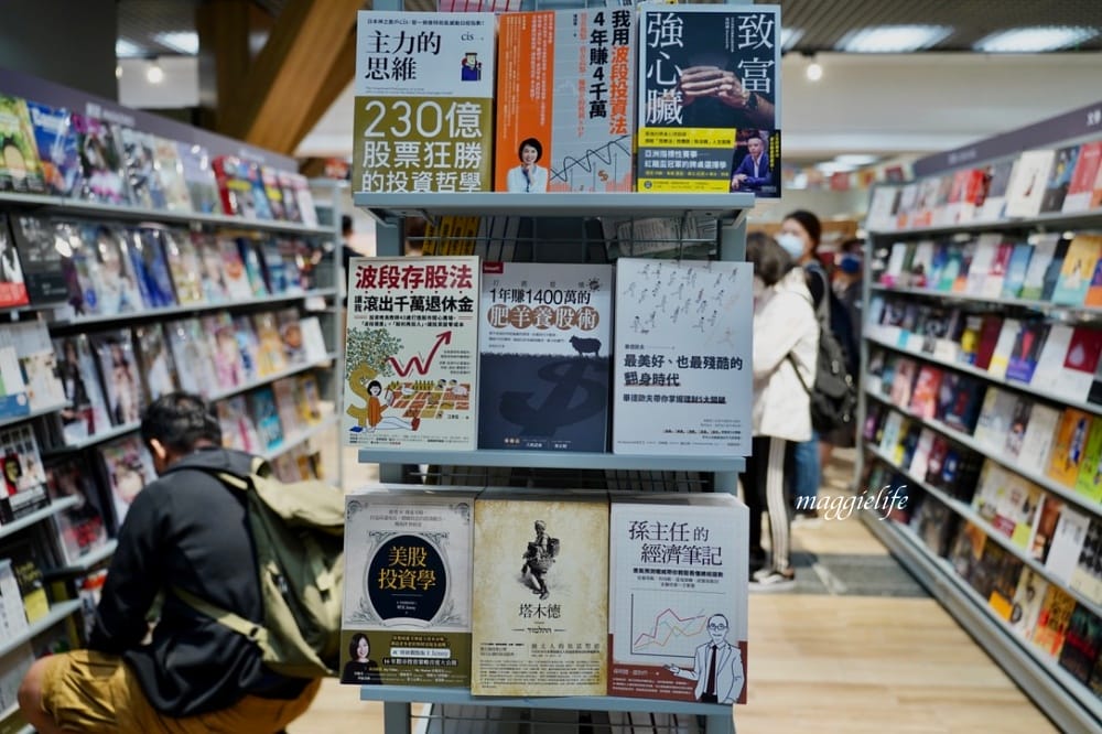 誠品重回台北東區地下街，誠品生活捷運敦化店，列車窗景進駐捷運忠孝敦化站，來台北東區吃飯逛街也可以逛誠品了