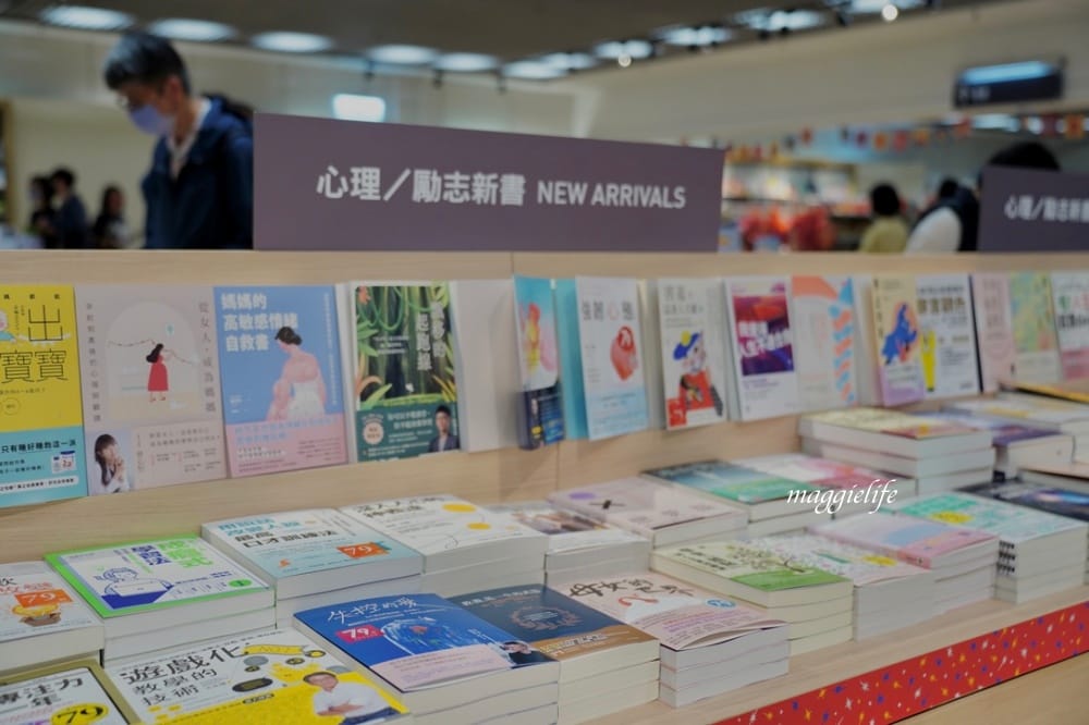 誠品重回台北東區地下街，誠品生活捷運敦化店，列車窗景進駐捷運忠孝敦化站，來台北東區吃飯逛街也可以逛誠品了