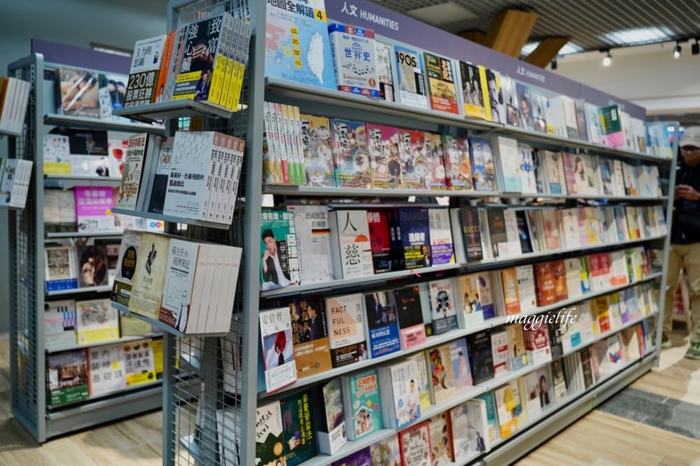 誠品重回台北東區地下街，誠品生活捷運敦化店，列車窗景進駐捷運忠孝敦化站，來台北東區吃飯逛街也可以逛誠品了