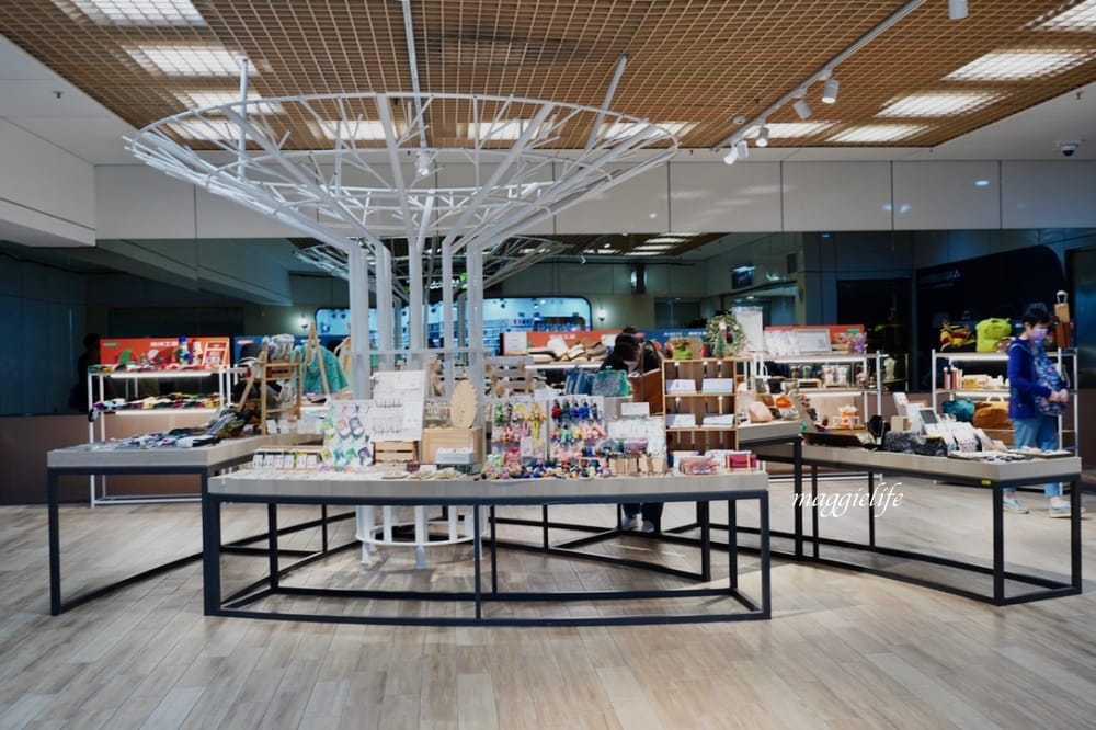 誠品重回台北東區地下街，誠品生活捷運敦化店，列車窗景進駐捷運忠孝敦化站，來台北東區吃飯逛街也可以逛誠品了