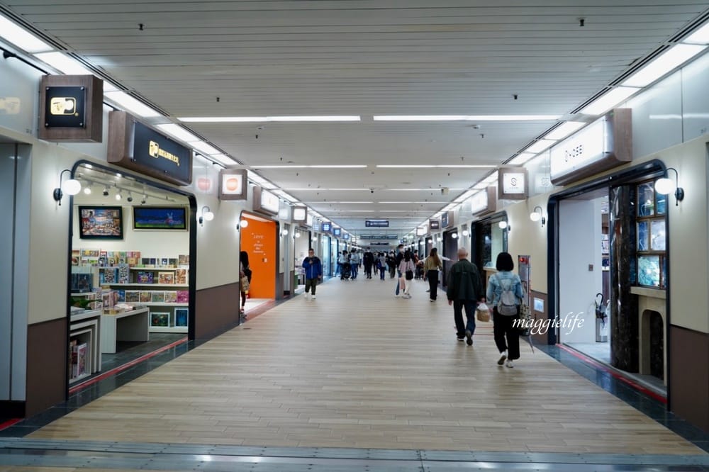 誠品重回台北東區地下街，誠品生活捷運敦化店，列車窗景進駐捷運忠孝敦化站，來台北東區吃飯逛街也可以逛誠品了