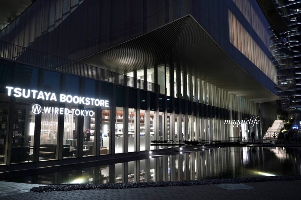 桃園市立圖書館總館，綠建築超美的，有插座全家都可以來，雨天備案