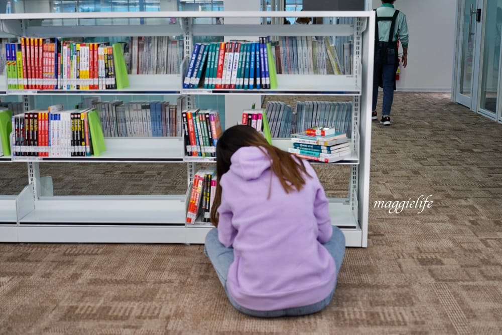 桃園市立圖書館總館,綠建築超美的,有插座全家都可以來,雨天備案 - 第46張圖 桃園市立圖書館總館,綠建築超美的,有插座全家都可以來,雨天備案