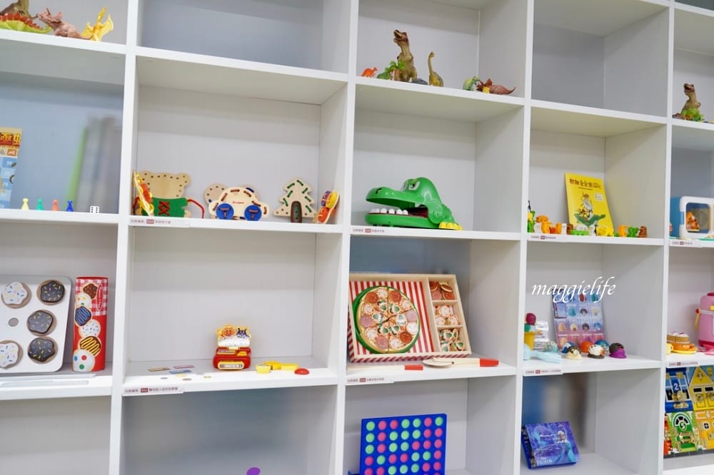 桃園市立圖書館總館，綠建築超美的，有插座全家都可以來，雨天備案