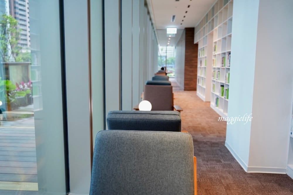 桃園市立圖書館總館，綠建築超美的，有插座全家都可以來，雨天備案