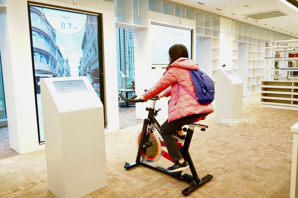 桃園市立圖書館總館，綠建築超美的，有插座全家都可以來，雨天備案