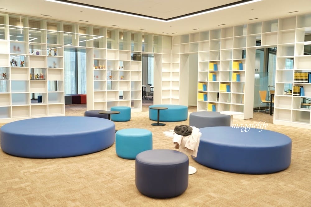 桃園市立圖書館總館，綠建築超美的，有插座全家都可以來，雨天備案