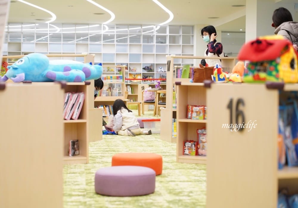 桃園市立圖書館總館，綠建築超美的，有插座全家都可以來，雨天備案