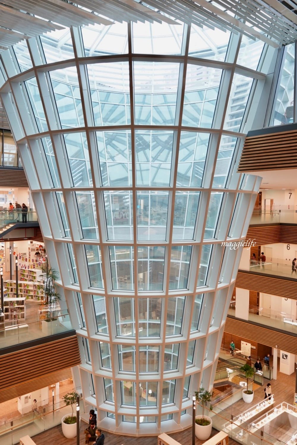 桃園市立圖書館總館，綠建築超美的，有插座全家都可以來，雨天備案