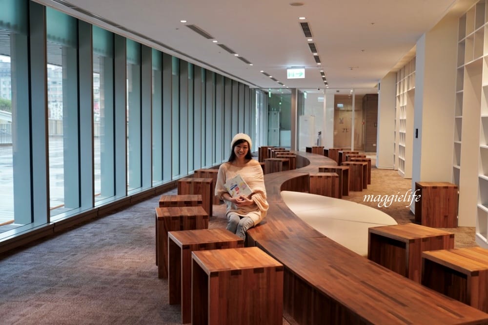 桃園市立圖書館總館，綠建築超美的，有插座全家都可以來，雨天備案