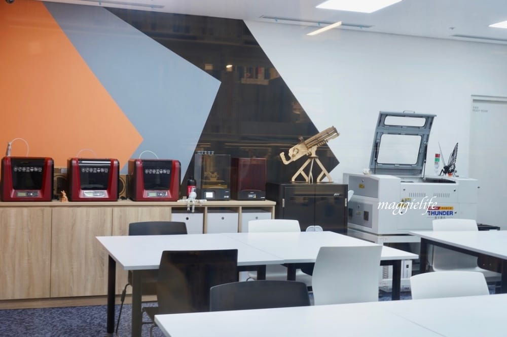 桃園市立圖書館總館，綠建築超美的，有插座全家都可以來，雨天備案