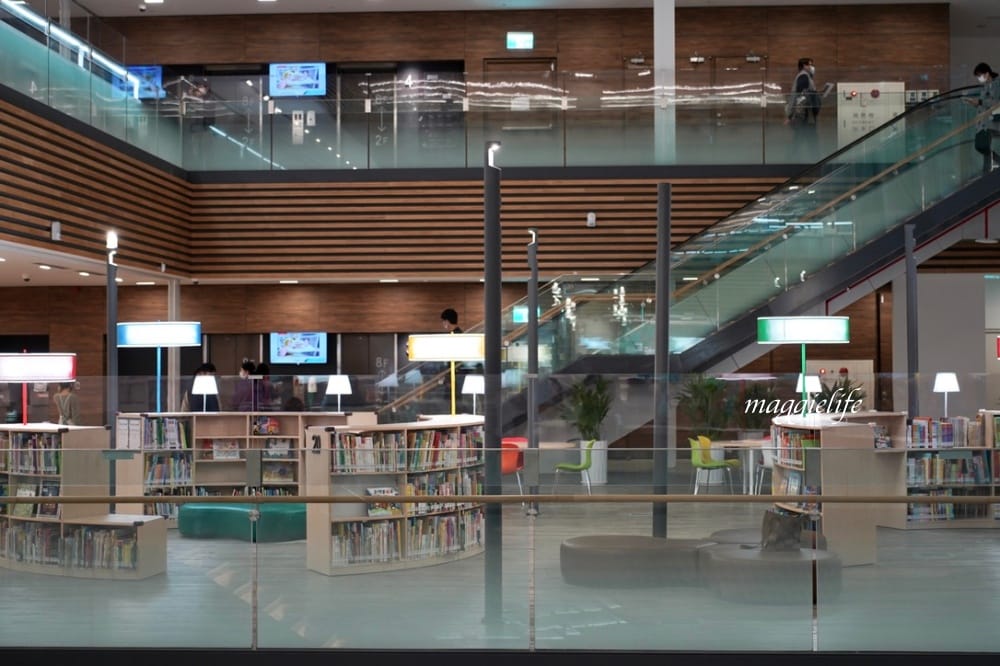 桃園市立圖書館總館，綠建築超美的，有插座全家都可以來，雨天備案