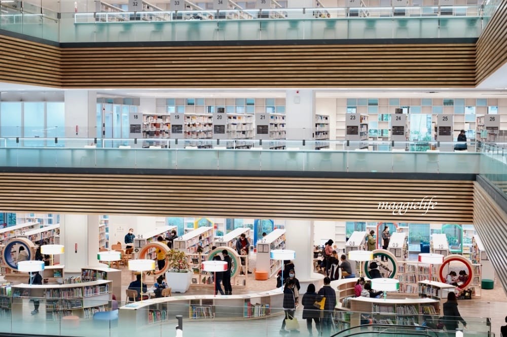 桃園市立圖書館總館，綠建築超美的，有插座全家都可以來，雨天備案