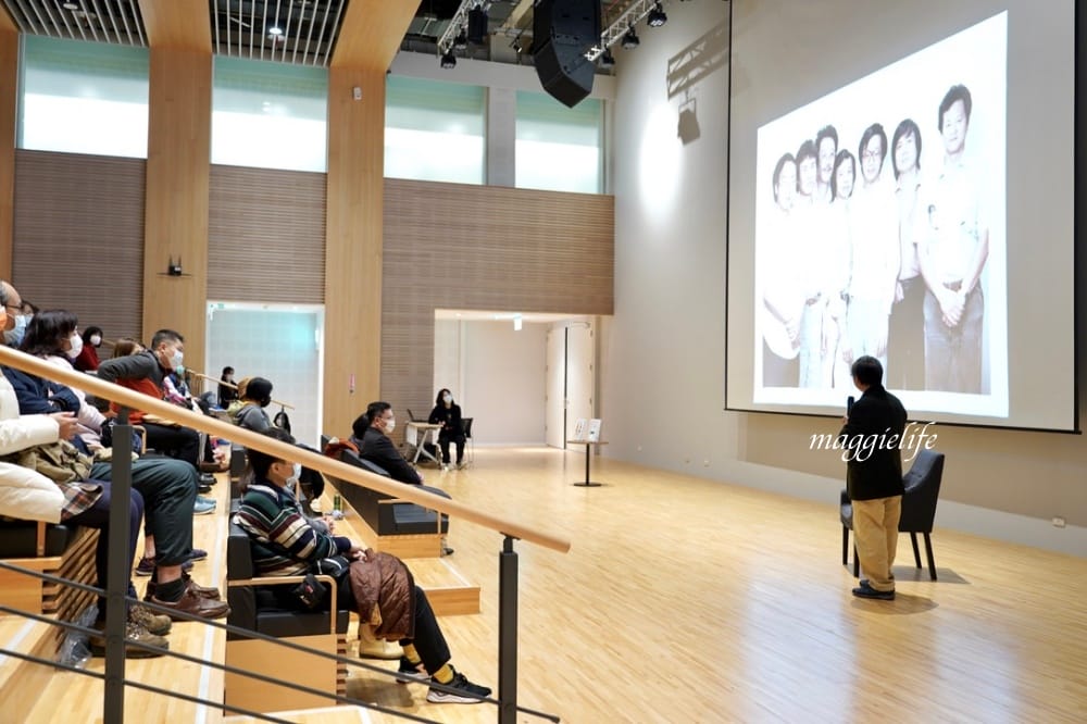 桃園市立圖書館總館，綠建築超美的，有插座全家都可以來，雨天備案