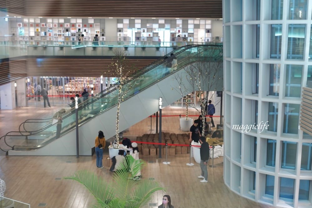 桃園市立圖書館總館，綠建築超美的，有插座全家都可以來，雨天備案