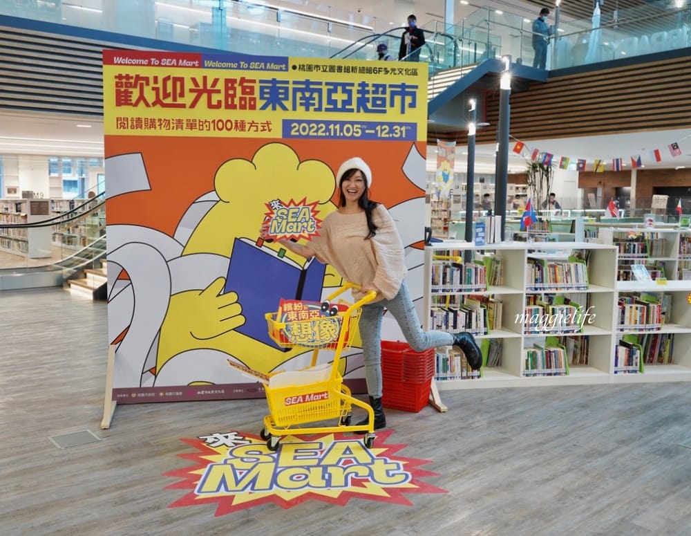 桃園市立圖書館總館，綠建築超美的，有插座全家都可以來，雨天備案