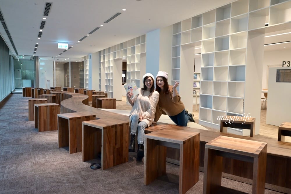 桃園市立圖書館總館，綠建築超美的，有插座全家都可以來，雨天備案