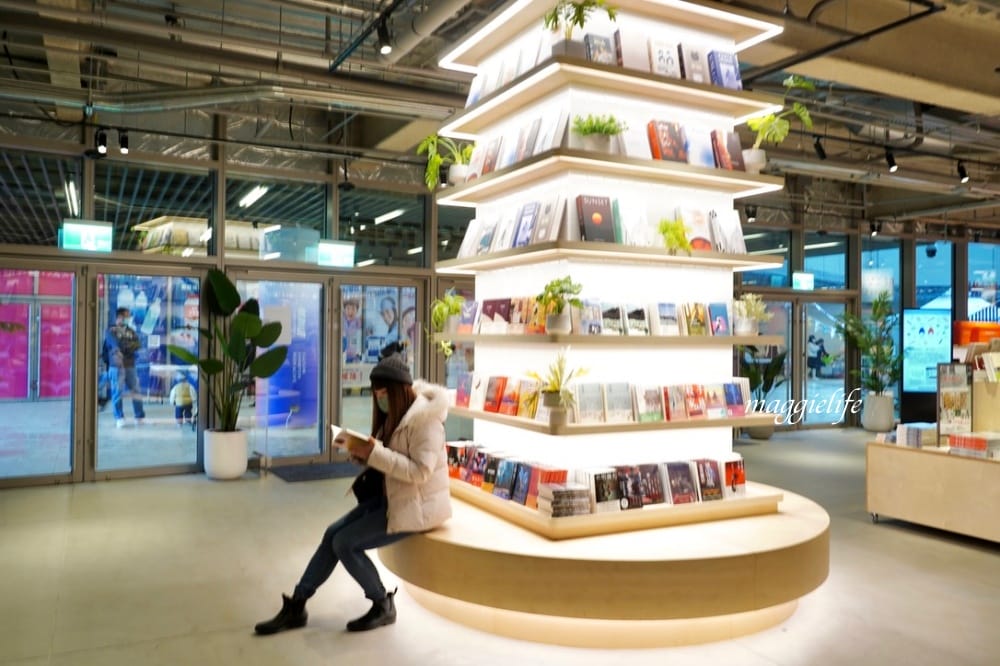 桃園市立圖書館總館，綠建築超美的，有插座全家都可以來，雨天備案