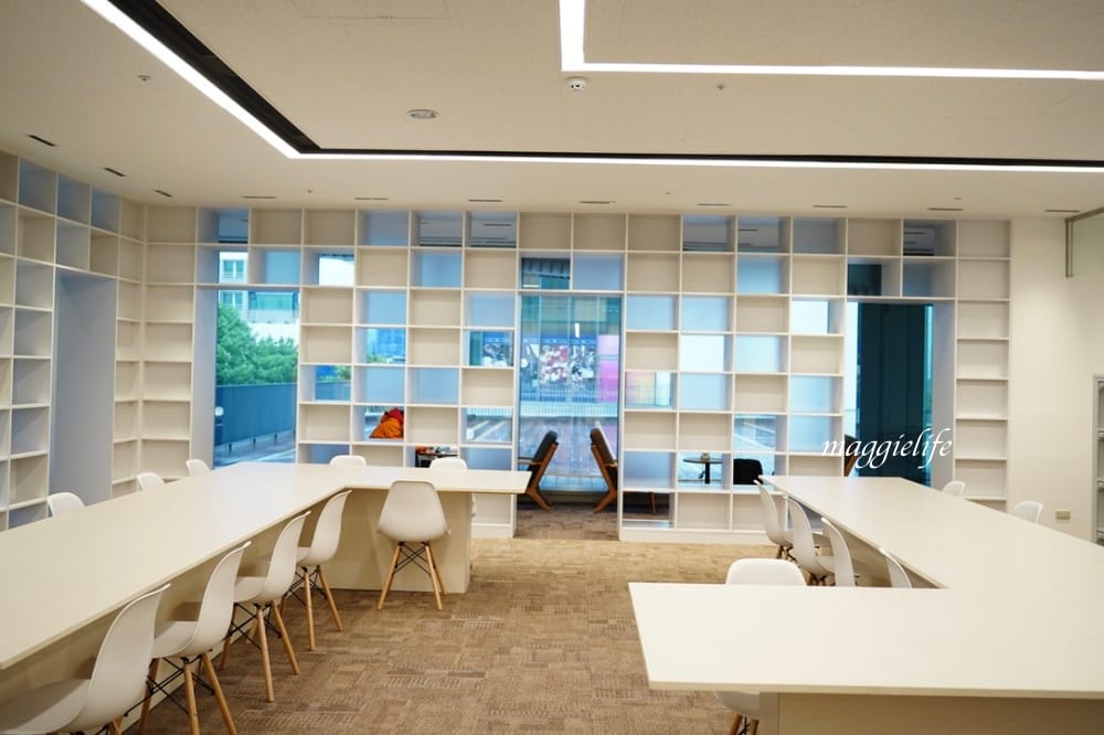 桃園市立圖書館總館，綠建築超美的，有插座全家都可以來，雨天備案
