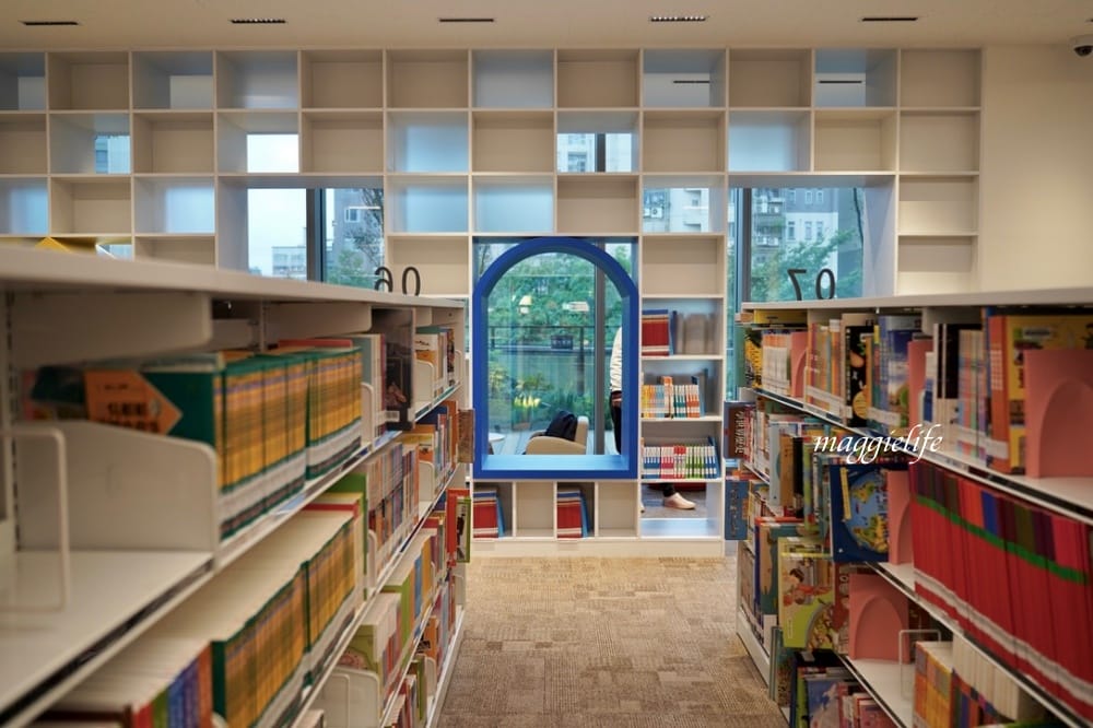 桃園市立圖書館總館，綠建築超美的，有插座全家都可以來，雨天備案