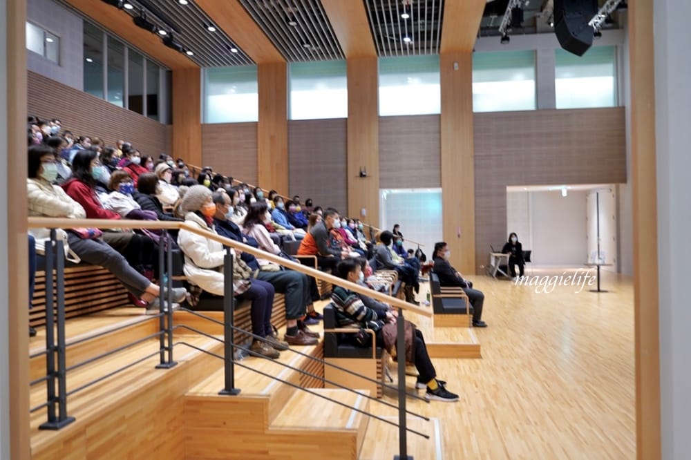 桃園市立圖書館總館,綠建築超美的,有插座全家都可以來,雨天備案 - 第63張圖 桃園市立圖書館總館,綠建築超美的,有插座全家都可以來,雨天備案