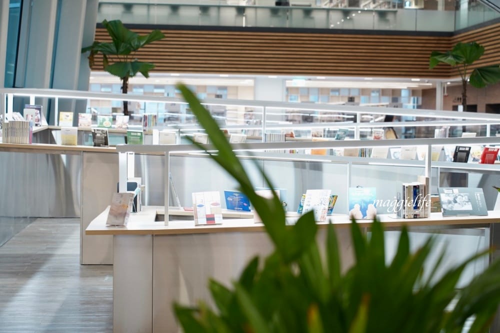 桃園市立圖書館總館，綠建築超美的，有插座全家都可以來，雨天備案