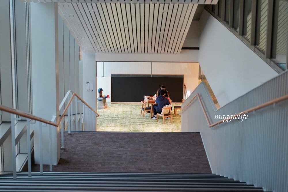 桃園市立圖書館總館，綠建築超美的，有插座全家都可以來，雨天備案