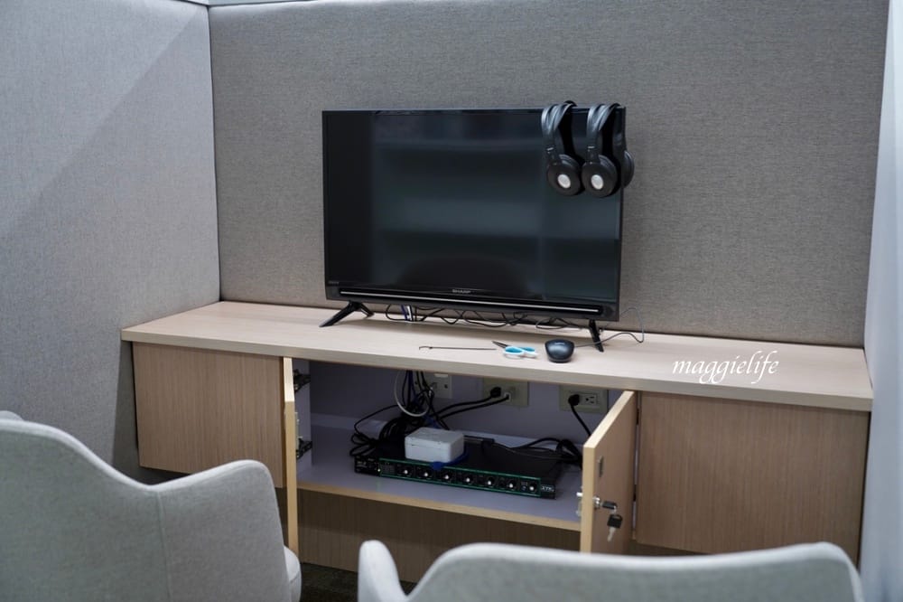 桃園市立圖書館總館，綠建築超美的，有插座全家都可以來，雨天備案