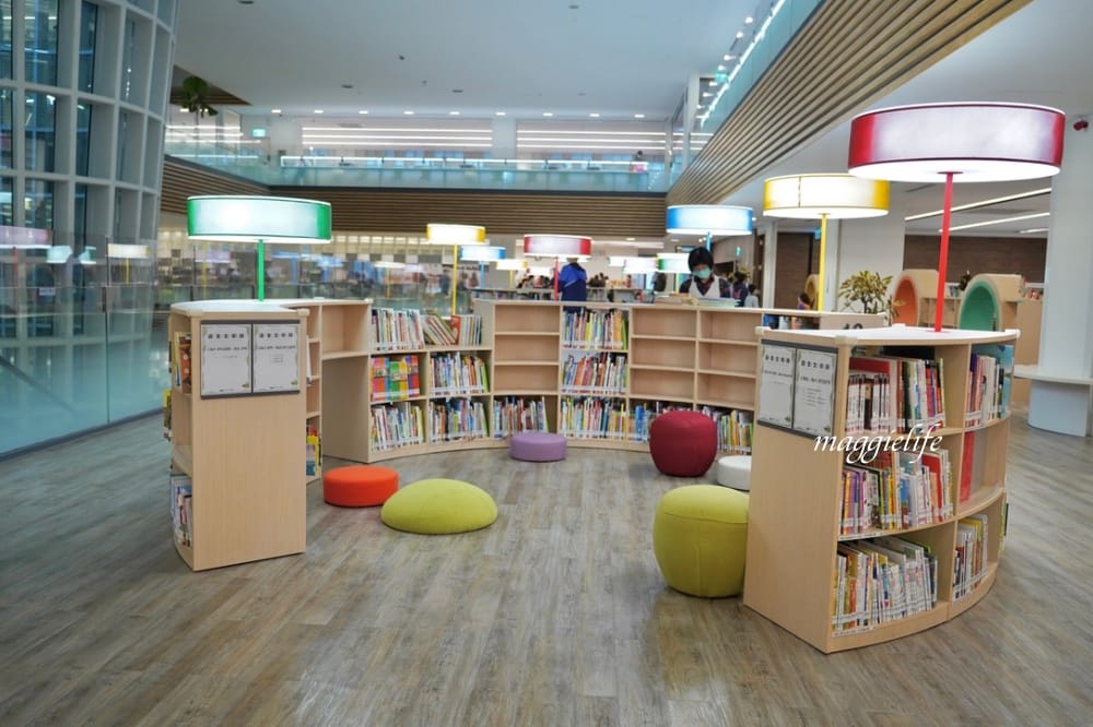 桃園市立圖書館總館，綠建築超美的，有插座全家都可以來，雨天備案