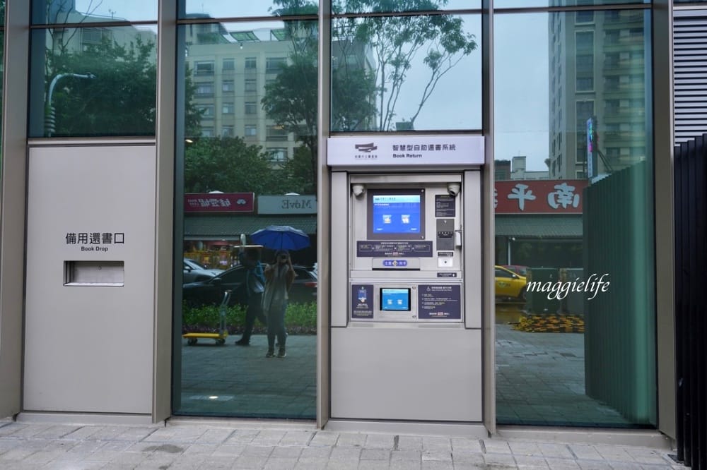 桃園市立圖書館總館，綠建築超美的，有插座全家都可以來，雨天備案