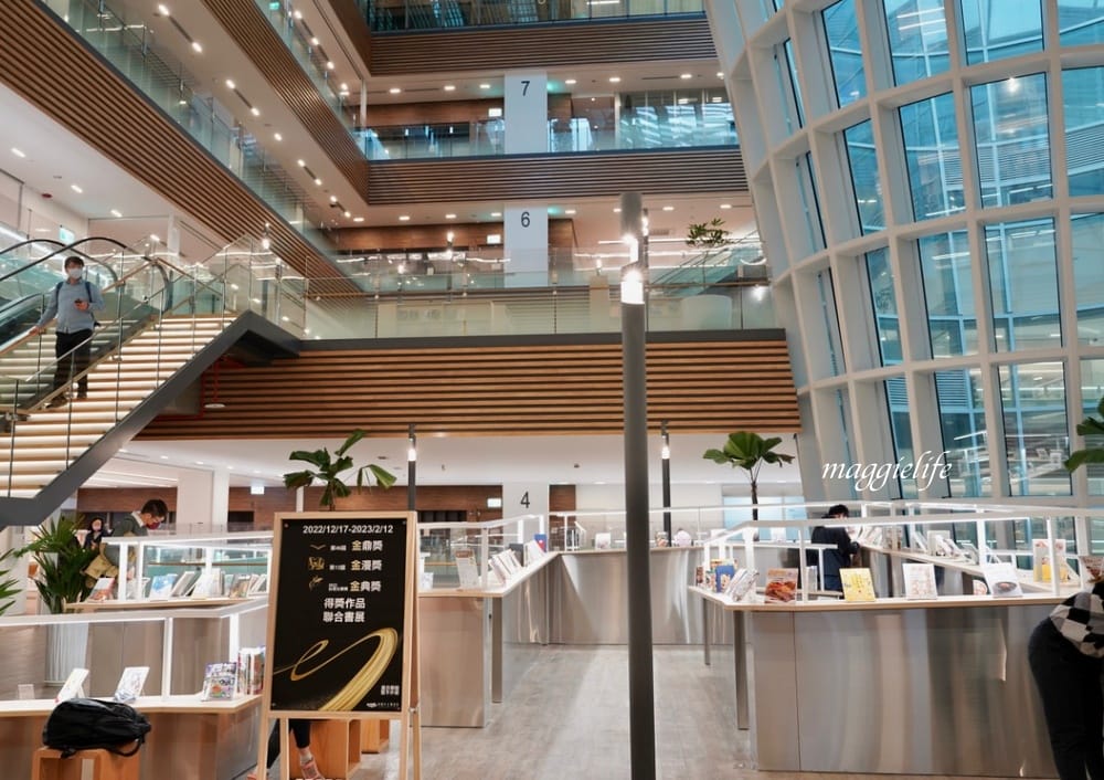 桃園市立圖書館總館，綠建築超美的，有插座全家都可以來，雨天備案