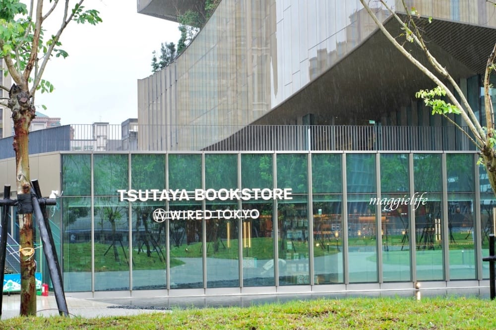 桃園市立圖書館總館，綠建築超美的，有插座全家都可以來，雨天備案