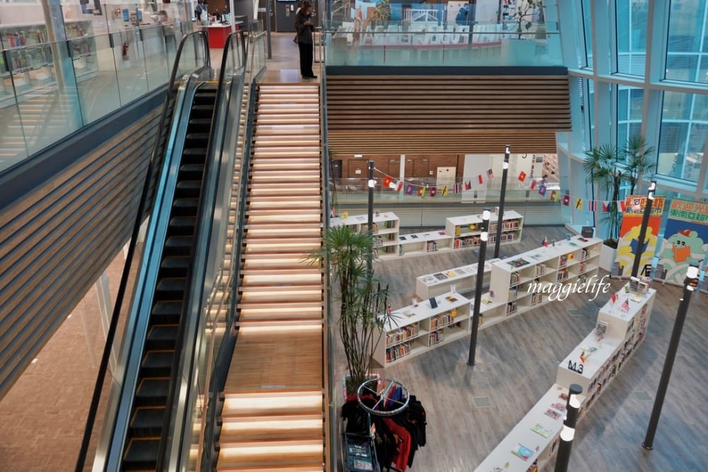 桃園市立圖書館總館，綠建築超美的，有插座全家都可以來，雨天備案