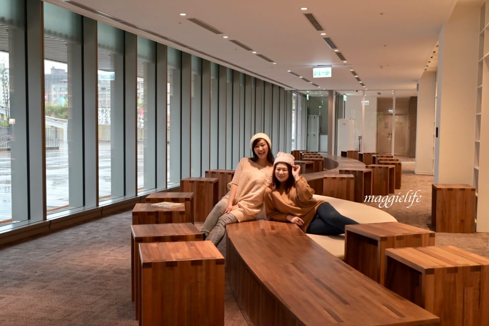 桃園市立圖書館總館，綠建築超美的，有插座全家都可以來，雨天備案