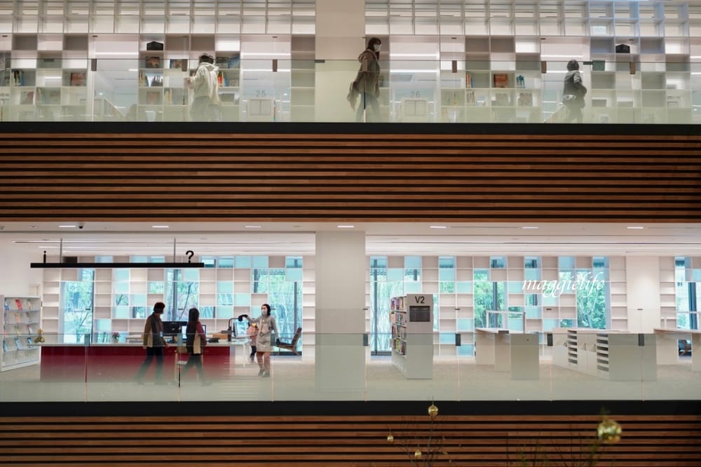桃園市立圖書館總館，綠建築超美的，有插座全家都可以來，雨天備案