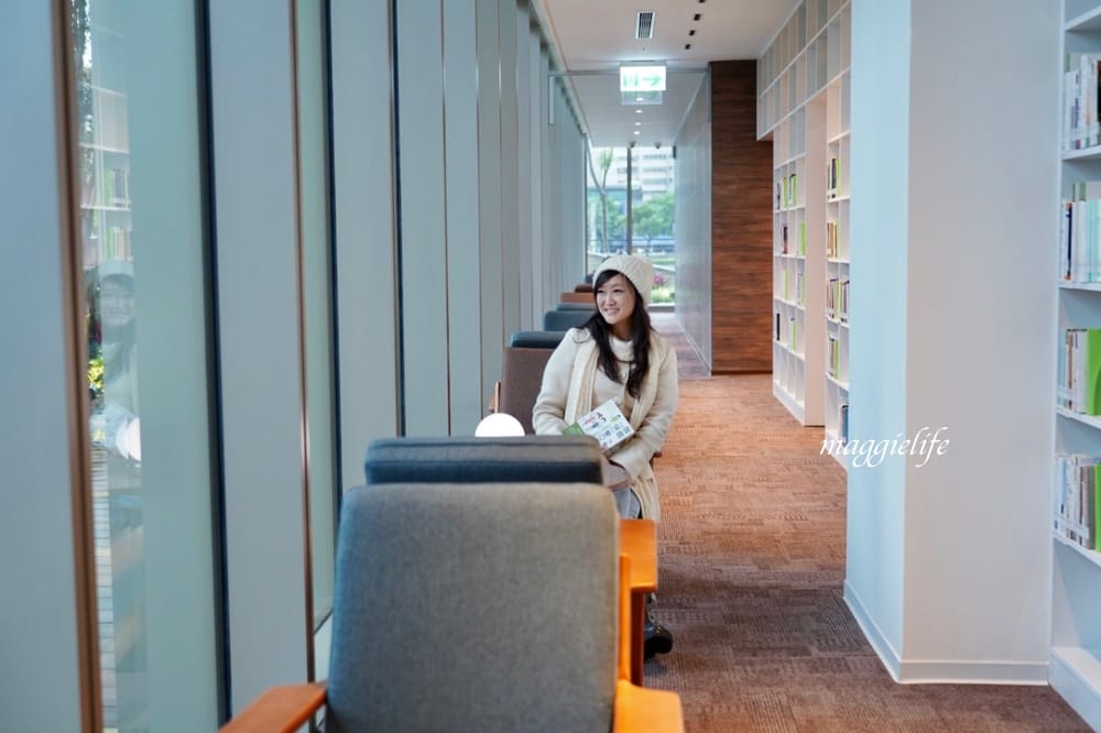 桃園市立圖書館總館，綠建築超美的，有插座全家都可以來，雨天備案