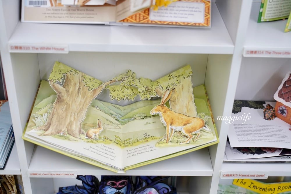 桃園市立圖書館總館，綠建築超美的，有插座全家都可以來，雨天備案