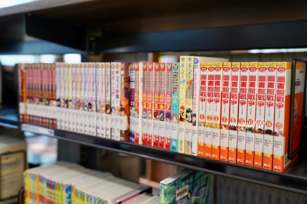 桃園市立圖書館總館，綠建築超美的，有插座全家都可以來，雨天備案