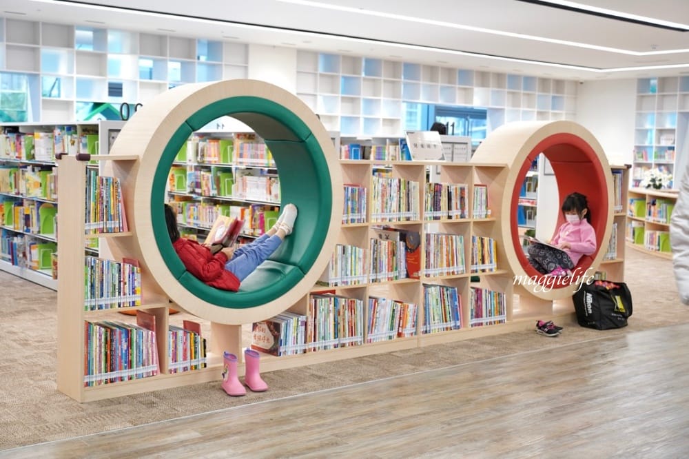 桃園市立圖書館總館,綠建築超美的,有插座全家都可以來,雨天備案 - 第58張圖 桃園市立圖書館總館,綠建築超美的,有插座全家都可以來,雨天備案