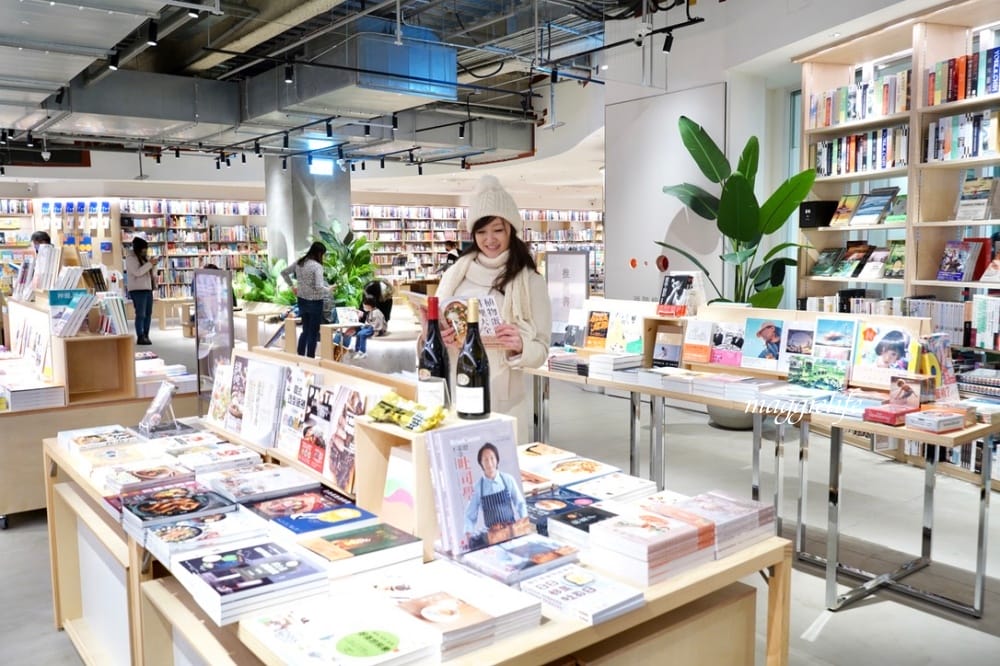 桃園市立圖書館總館，綠建築超美的，有插座全家都可以來，雨天備案